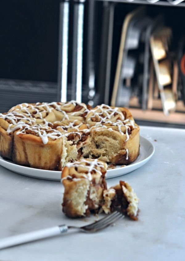 apple butter and pecan cinnamon rolls #cinnamonrolls #lizzypancakes