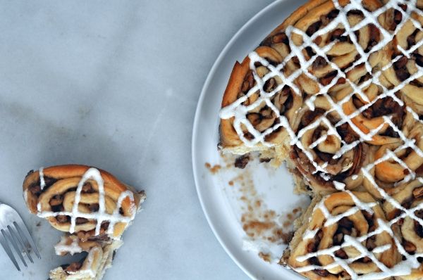 apple butter and pecan cinnamon rolls #cinnamonrolls #lizzypancakes