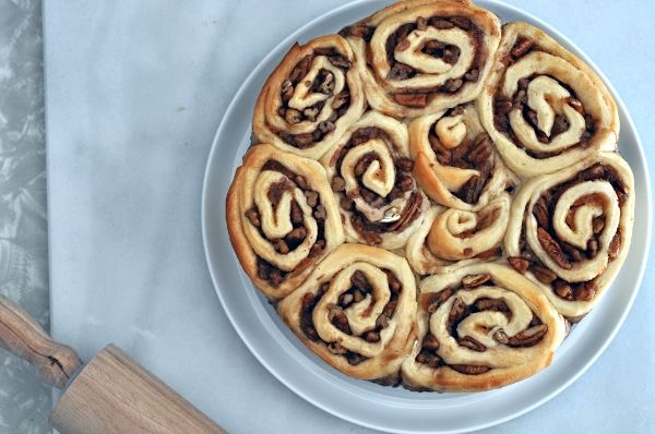apple butter and pecan cinnamon rolls #cinnamonrolls #lizzypancakes
