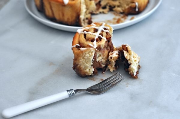 apple butter and pecan cinnamon rolls #cinnamonrolls #lizzypancakes