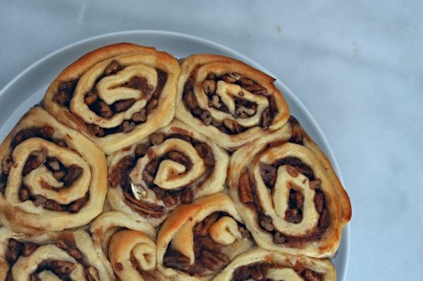 apple butter and pecan cinnamon rolls #cinnamonrolls #lizzypancakes